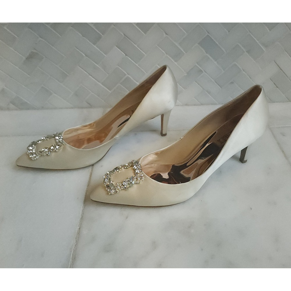 Badgley Mischka Cher Pump Heels Women 8 Ivory Satin Crystal Buckle Luxe Stiletto